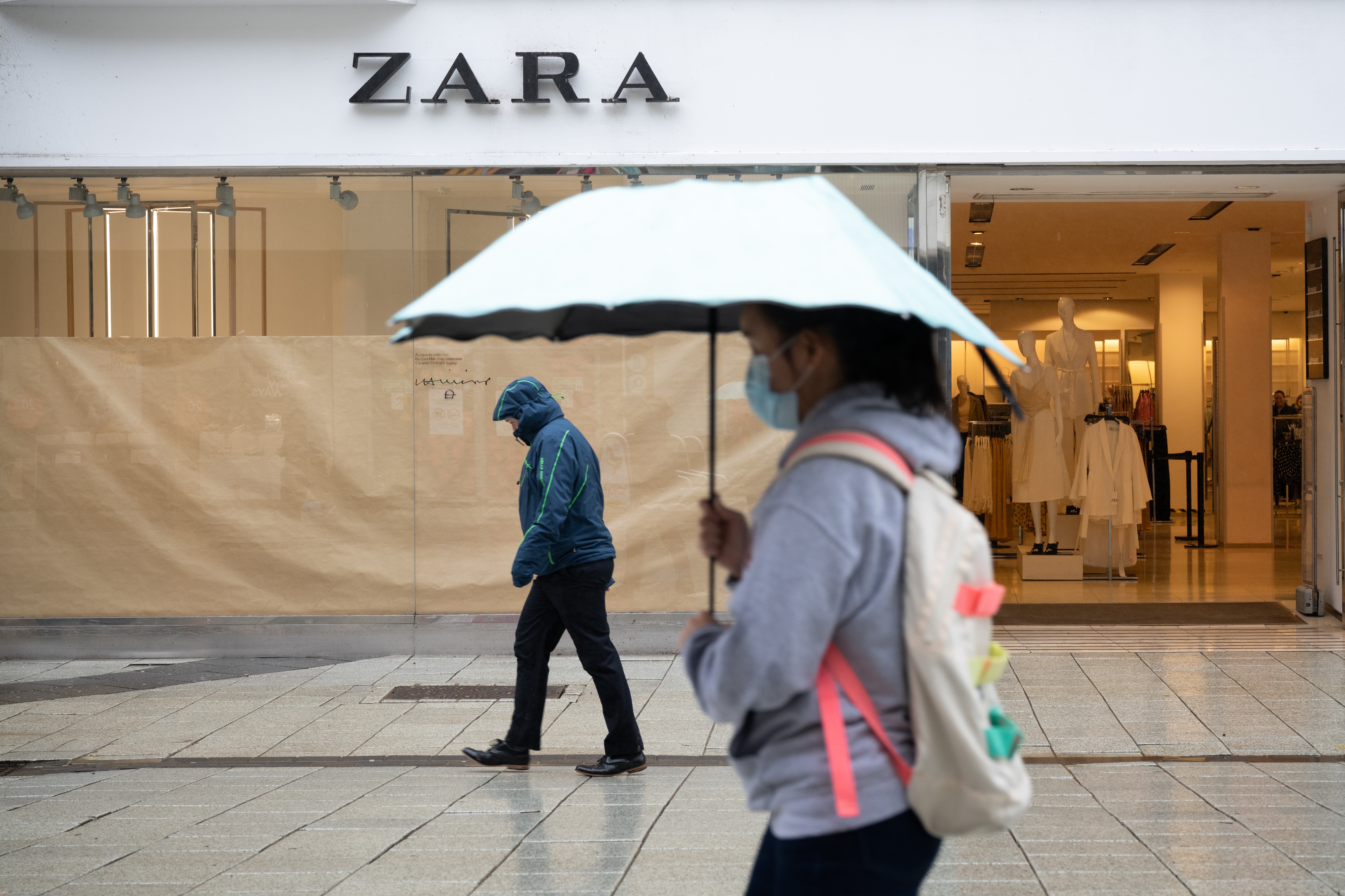 CARDIFF, UNITED KINGDOM - MARCH 18: A general view of fashion retailer Zara in central Cardiff on March 18, 2020 in Cardiff, United Kingdom. The fashion retailer Zara has announced it is to temporarily close 3785 stores due to the coronavirus outbreak cau (Foto: Getty Images)