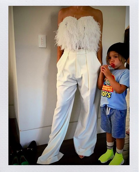 A socialite Kourtney Kardashian com o filho caçula (Foto: Instagram)