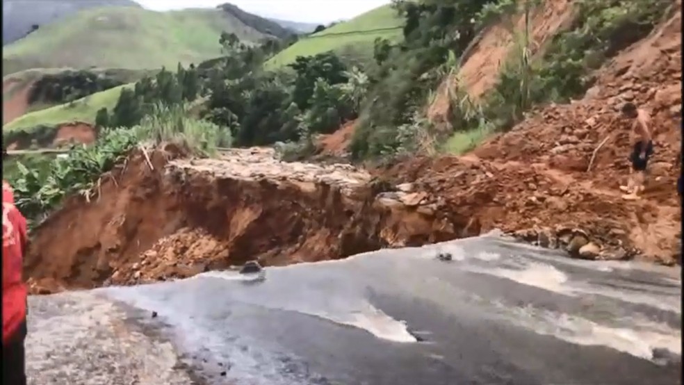 Em Rio Novo do Sul, o asfalto cedeu, abrindo uma cratera na rodovia ES-375 — Foto: Reprodução/TV Gazeta