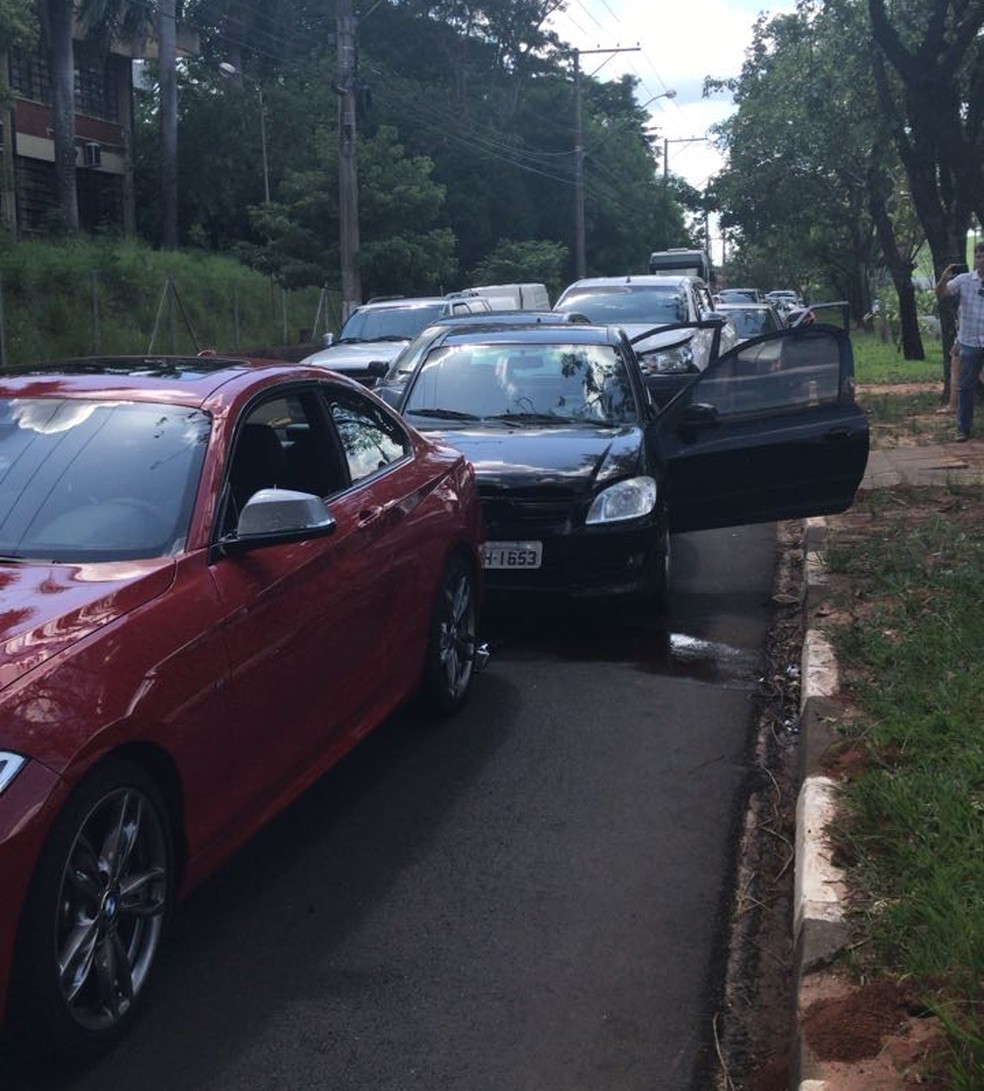 Engavetamento envolveu cinco ve&iacute;culos na Avenida Manoel Goulart (Foto: Paula Sieplin/TV Fronteira)