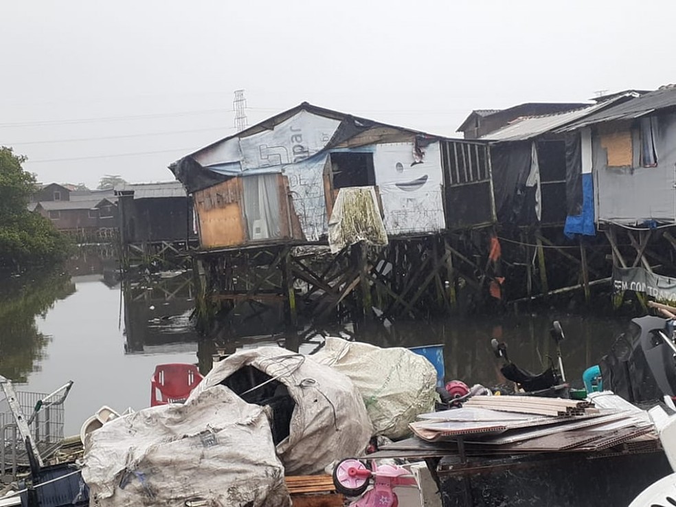Barraco onde Aline Lunas mora está cedendo, e segundo ela, o local sofreu danos após um incêndio no barraco ao lado e depois dos ventos fortes do último mês — Foto: Arquivo pessoal