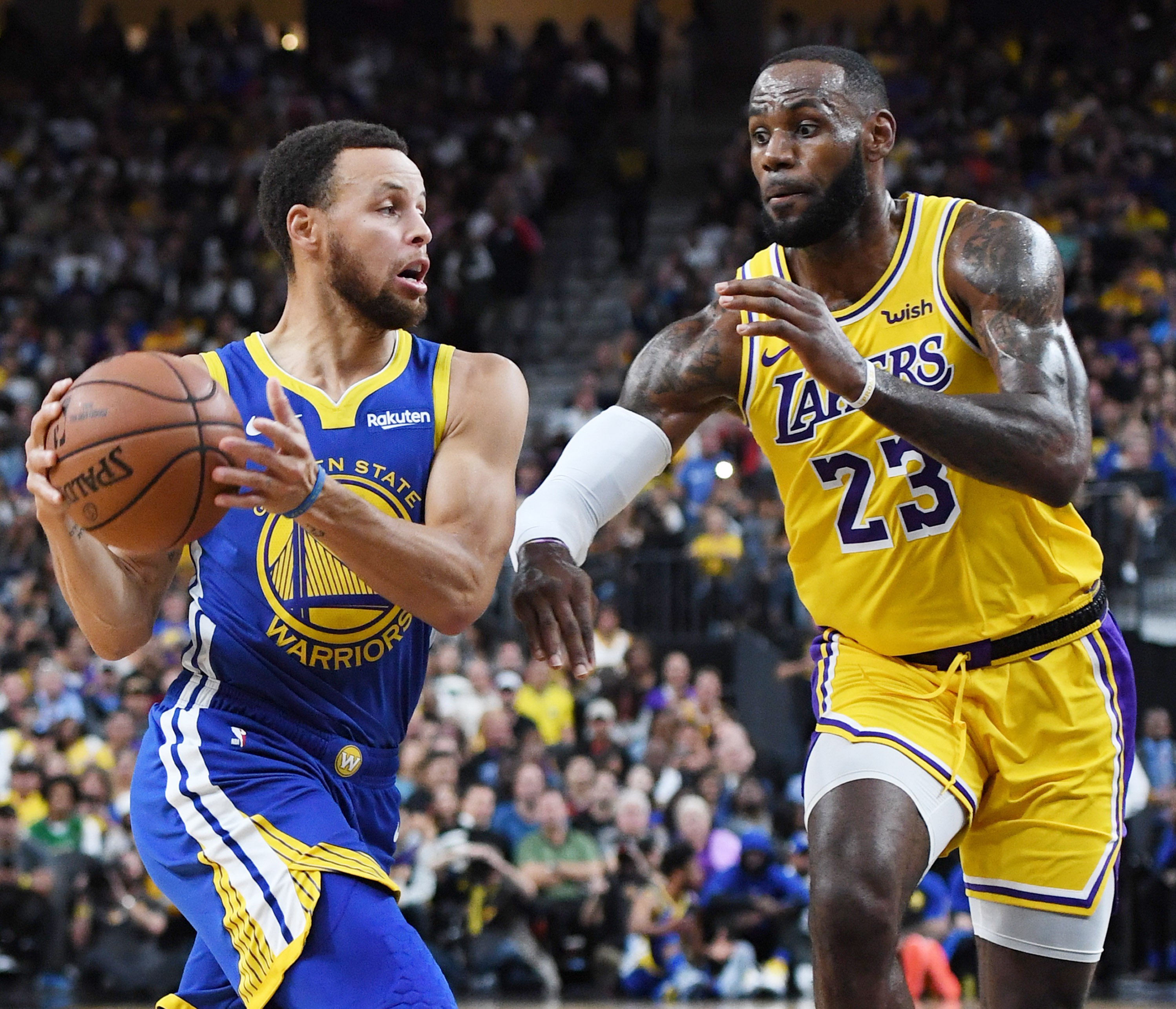 LeBron James e Stephen Curry se enfrentarão no play-in da NBA (Foto: Getty Images)
