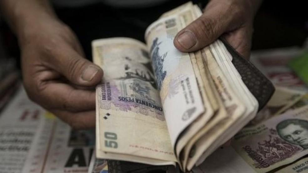 Notas de peso argentino (Foto: AFP)