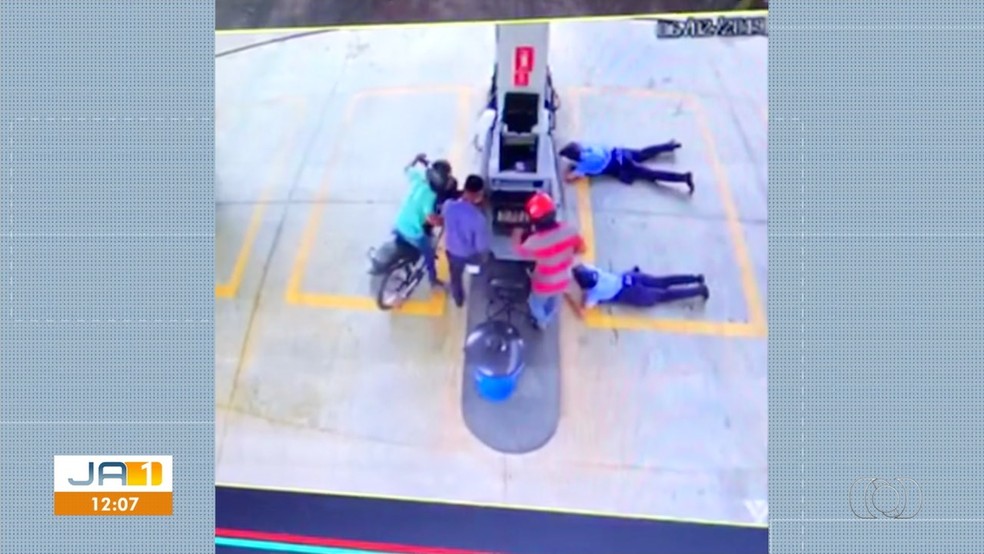 Ladrões rendem funcionários durante assalto à posto de combustível — Foto: Reprodução/TV Anhanguera