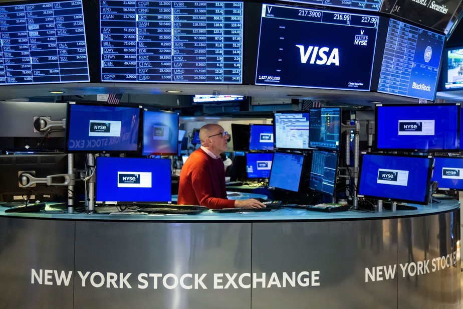 Operador observa cotações em telas na Bolsa de Nova York