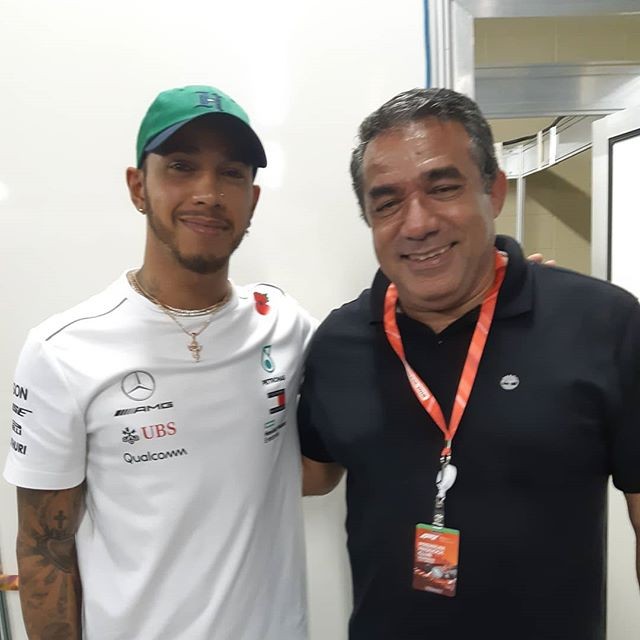 Mauro Machado, pai de Anitta, com o piloto Lewis Hamilton (Foto: Reprodução / Instagram)