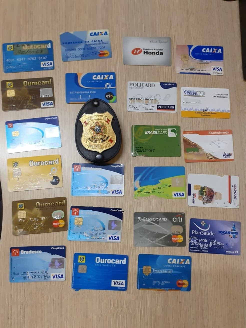 Cartões foram apreendidos durante buscas — Foto: Divulgação/Polícia Federal