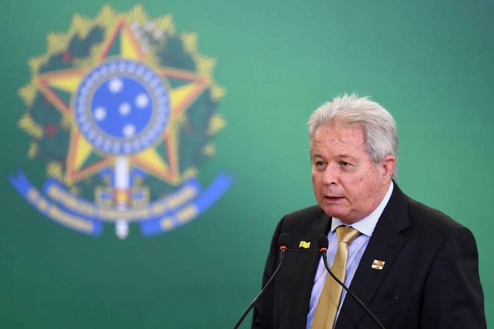 O presidente do Banco do Brasil, Rubem Novaes, durante cerimônia de posse aos presidentes dos bancos públicos — Foto: Evaristo Sá/AFP