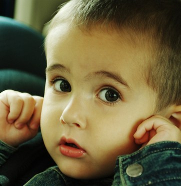 Criança com dor de ouvido (Foto: Shutterstock)