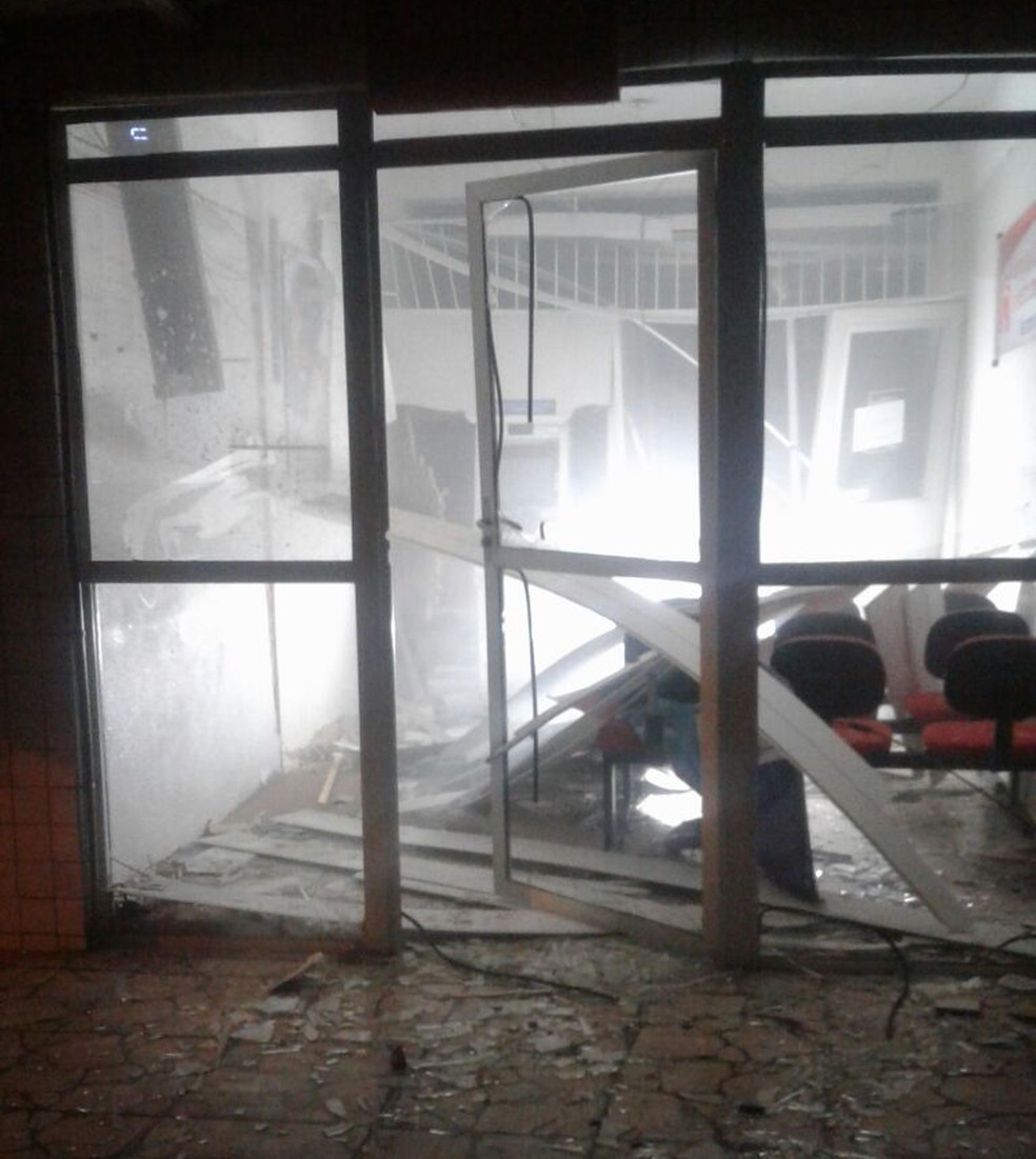 Bandidos explodem agência do Bradesco em José da Penha, no interior do RN (Foto: Divulgação/PM)