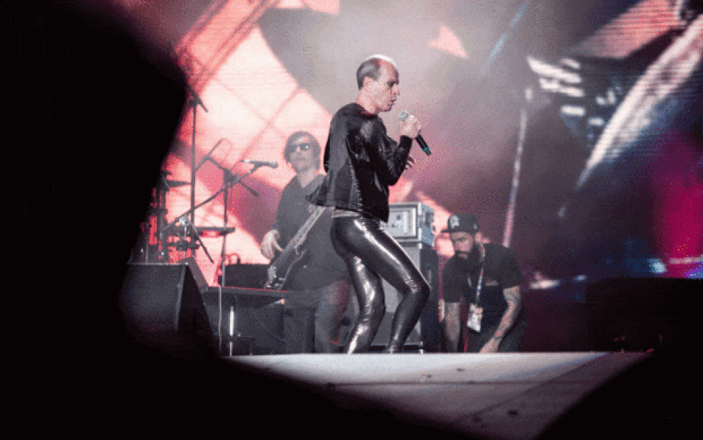 GIF - Ney Matogrosso rebola no show de abertura do palco Mundo, celebrando os 30 anos do Rock in Rio (Foto: Fábio Tito/G1)