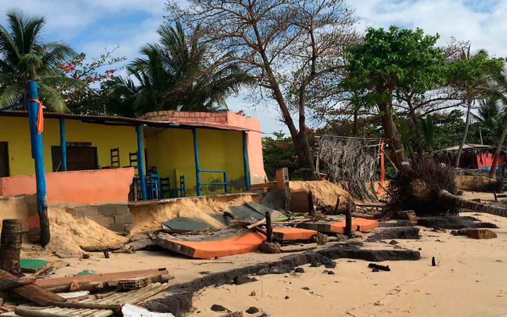 Estrutura de concreto que separava barraca de praia da areia e do mar ficou destruída no sul da Bahia (Foto: Site Prado Notícia)