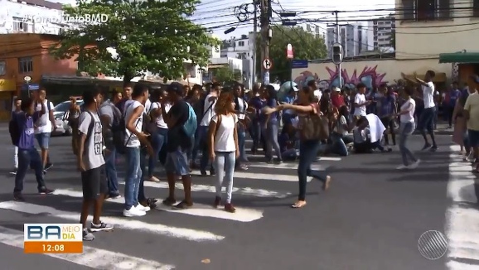 Estudantes do ColÃ©gio Estadual Manoel Devoto fizeram protesto para pedir mais seguranÃ§a na unidade (Foto: ReproduÃ§Ã£o/ TV Bahia)