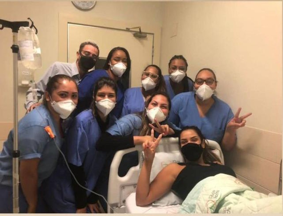 Já recuperada, Ivy não deixou de atender a equipe que cuidou dela no hospital  — Foto: Reprodução/Instagram