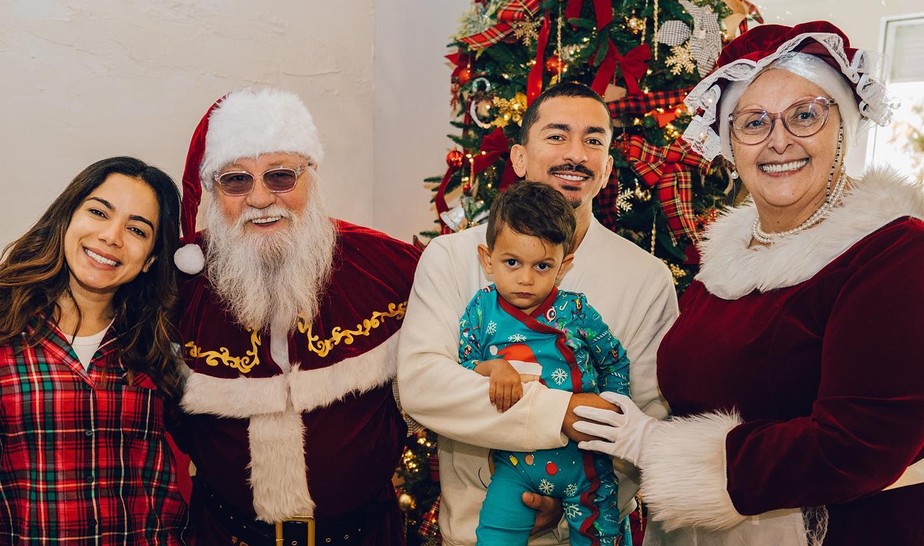Anitta curte Natal com família e amigos nos EUA