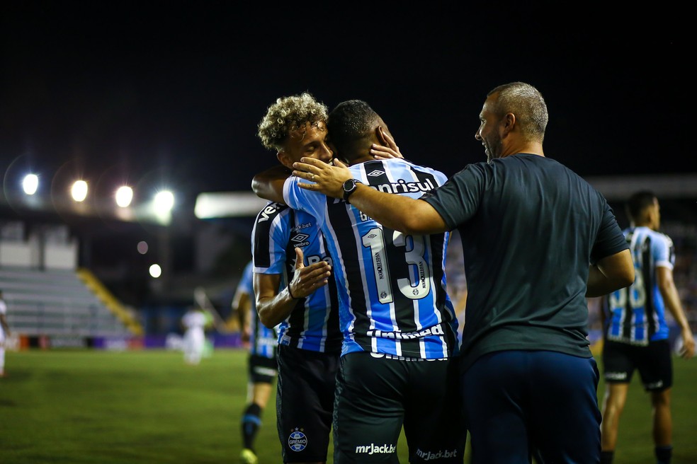Bitello e Galdino em vitória do Grêmio — Foto: Lucas Uebel/Grêmio