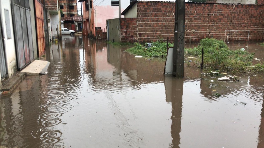 Travessa Marcos Augusto alagada, no bairro Planalto, na Zona Oeste de Natal. — Foto: Geraldo Jerônimo/Inter TV Cabugi