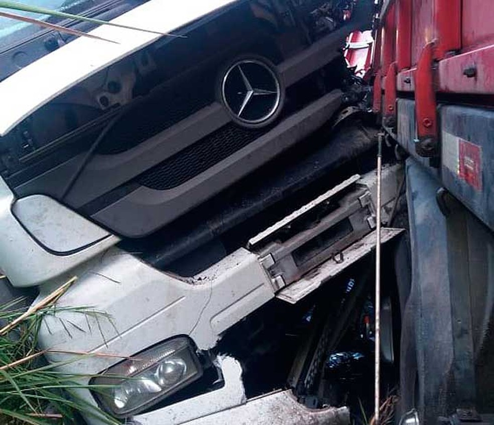 Motoristas dos dois caminhões ficaram feridos após acidente no sul da Bahia (Foto: João do Guincho/Arquivo Pessoal)