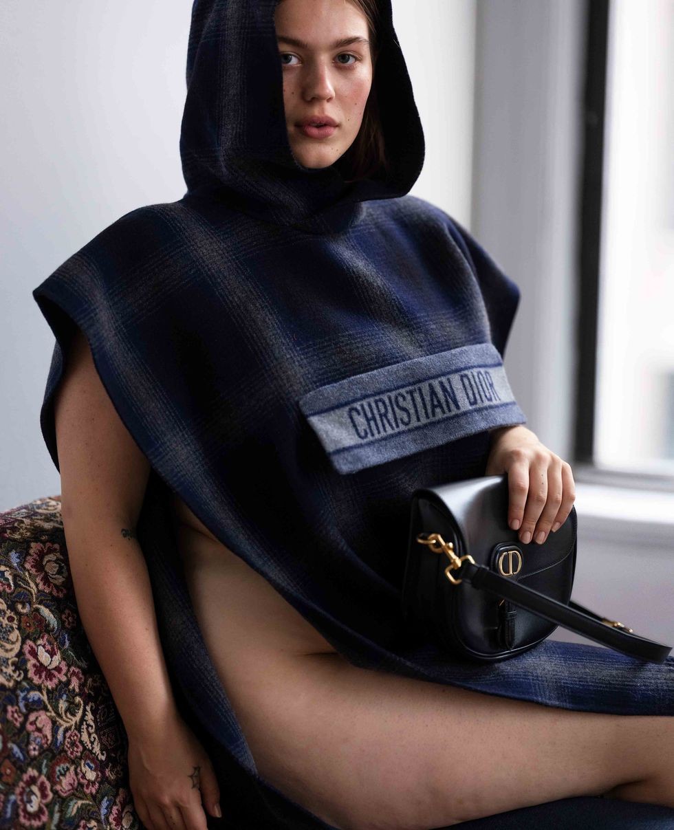 Poncho e bolsa, Dior (Foto: Marie Claire US)