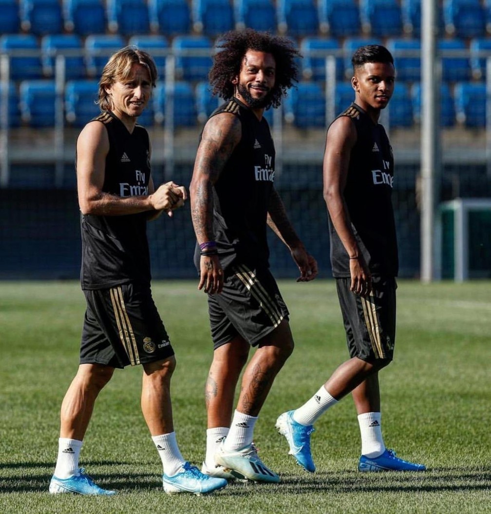 Em 2019, recém-chegado ao Madrid, Rodrygo ao lado de Modric e de Marcelo  — Foto: Reprodução de Twitter