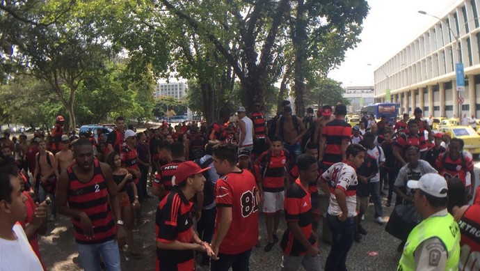 O campeão voltou: Fla sai pela pista e com corredor em festa no aeroporto