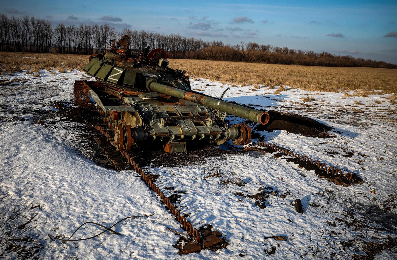 Tanque russo destruído em campo de trigo na região de Kharkiv — Foto: ANATOLII STEPANOV/AFP