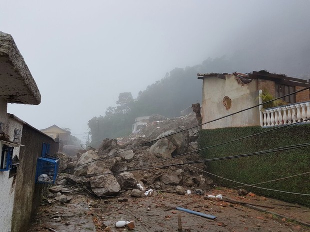 Deslizamento de rochas em Petrópolis (Foto: Bruno Rodrigues/G1)