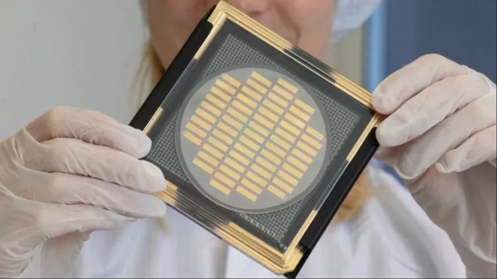 Este chip, da empresa alemã Q.ant, foi projetado para facilitar o processamento óptico de dados para tecnologia quântica — Foto: GETTY IMAGES via BBC