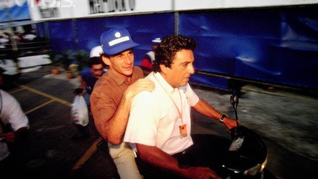 Ayrton Senna na garupa da moto de Galvão Bueno: os dois ficaram muito amigos no início dos anos 1990 (Foto: Arquivo pessoal)
