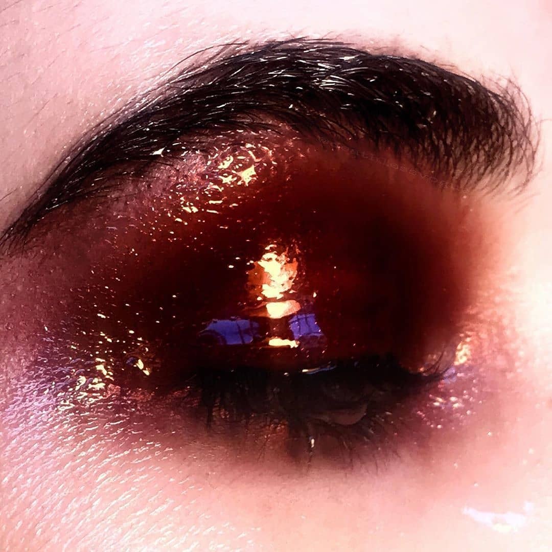 Olho vermelho glossy para dia das bruxas (Foto: Reprodução: Instagram @ritueldefille)