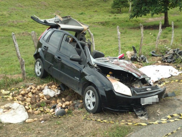 Motorista do carro de passeio invadiu pista contrária, diz polícia. (Foto: Divulgação/Polícia Civil)