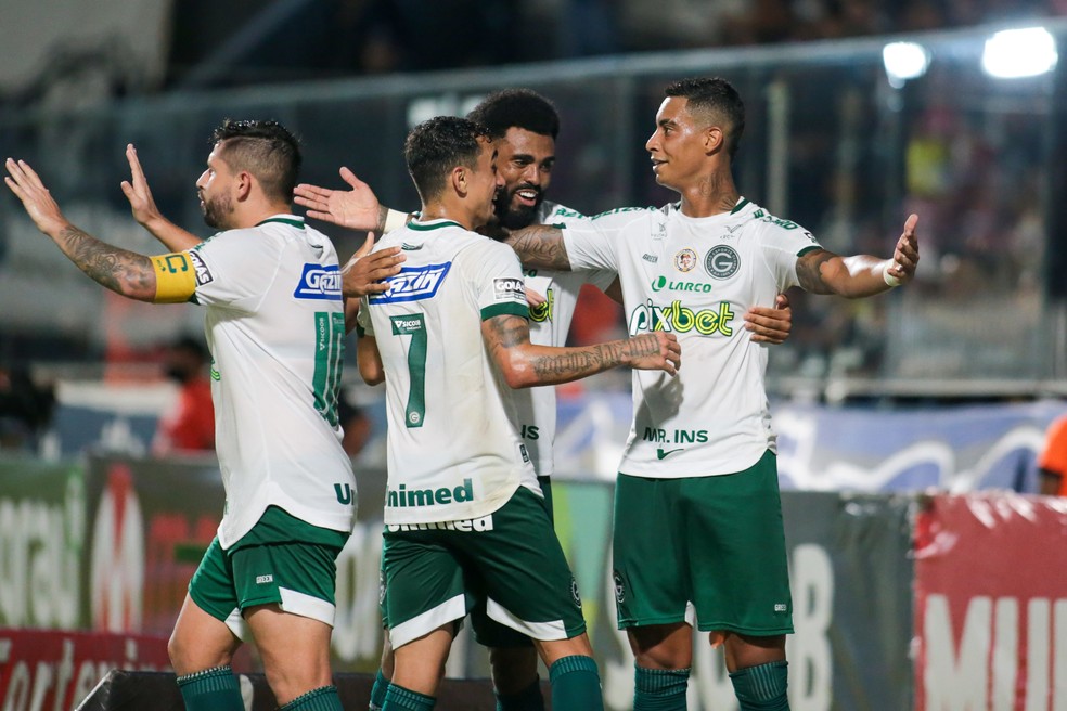 Goi�s vence o Remo e fica perto do acesso � Foto: Fernando Torres/AGIF