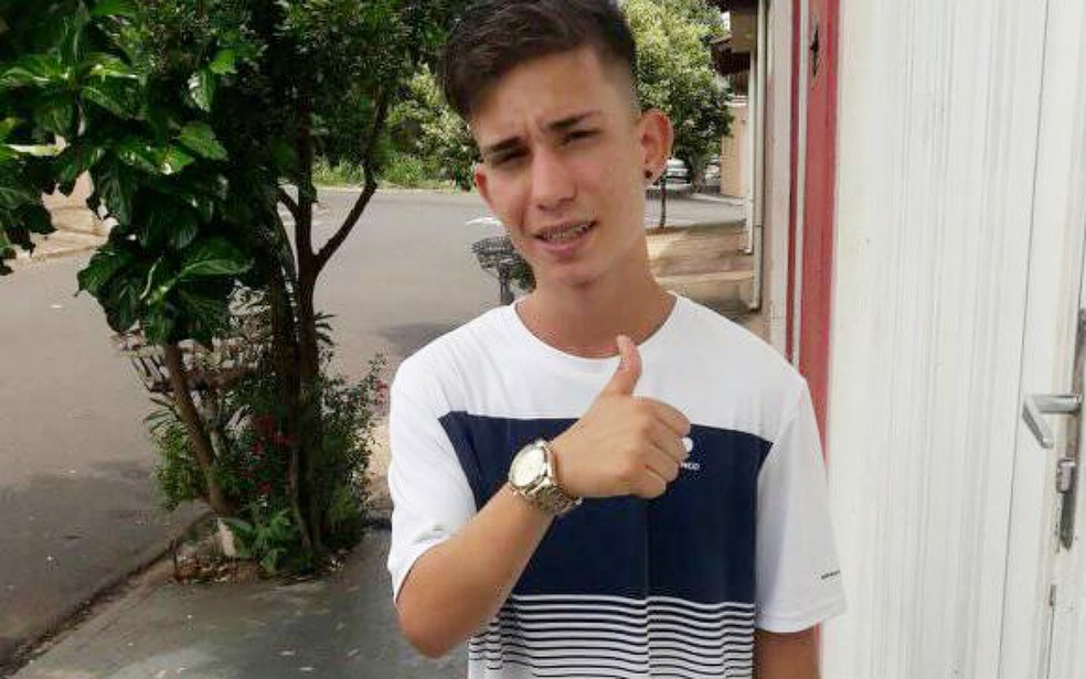 Brener Brayan Alves, de 16 anos, foi baleado e morto em ponto de ônibus em Ribeirão Preto — Foto: Reprodução/Facebook