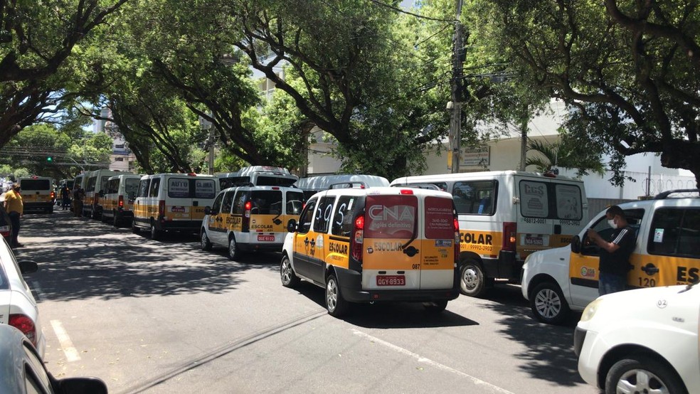 Motoristas de transportes escolares fazem manifestação em Natal — Foto: Geraldo Jerônimo/Inter TV Cabugi
