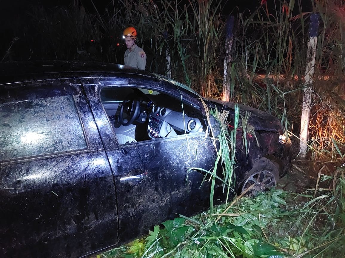 Resgatado de carro capotado, homem armado com faca foge do local do acidente em Três Lagoas