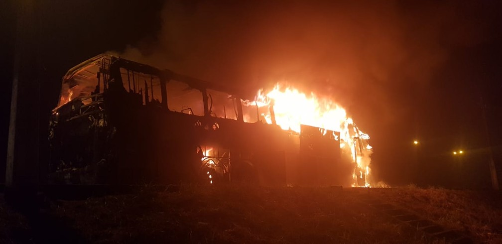 Ônibus interestadual pegou fogo em rodovia no sul da Bahia e fica destruído — Foto: Site Bahia Extremo Sul
