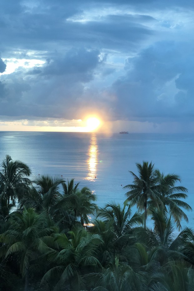 Paz: o pôr do Sol visto da janela do quarto Ocean, no The Cove Atlantis, em Bahamas (Foto: Reprodução )