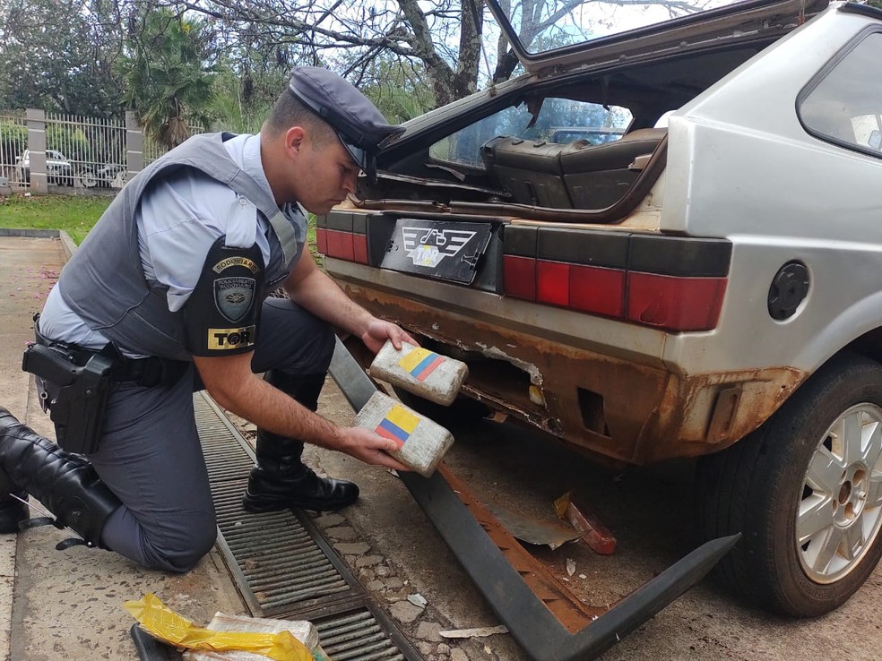 Policiais precisaram desmontar o para-choque para acessar o fundo falso onde estava a maconha — Foto: Polícia Rodoviária/Divulgação