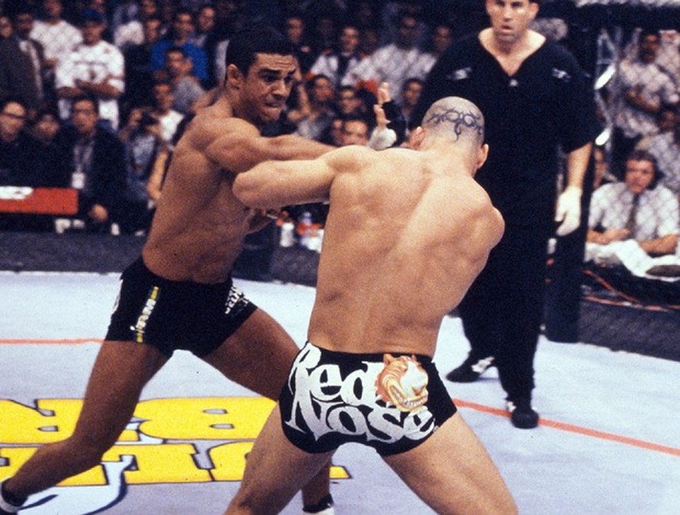 Vitor Belfort atropelou Wanderlei Silva em 1998, na primeira edição do UFC no Brasil — Foto: Divulgação