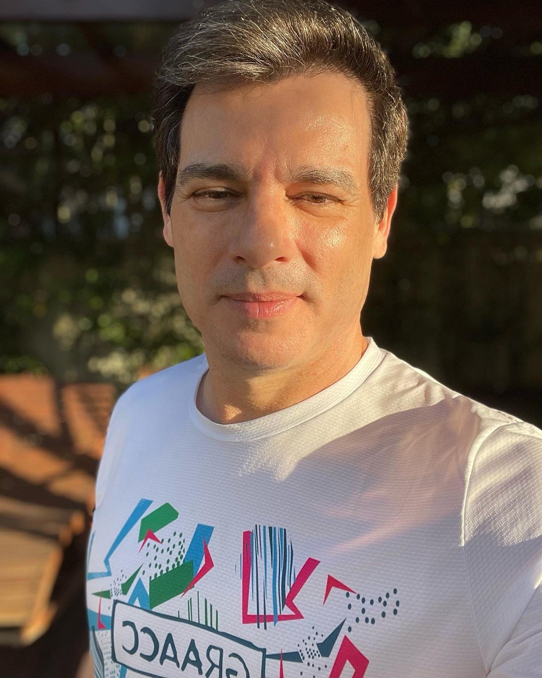 O apresentador Celso Portiolli, de 54 anos, anunciou nesta terça-feira (28) que descobriu um câncer na bexiga e que começará um tratamento com imunoterapia.  (Foto: Reprodução/Instagram)