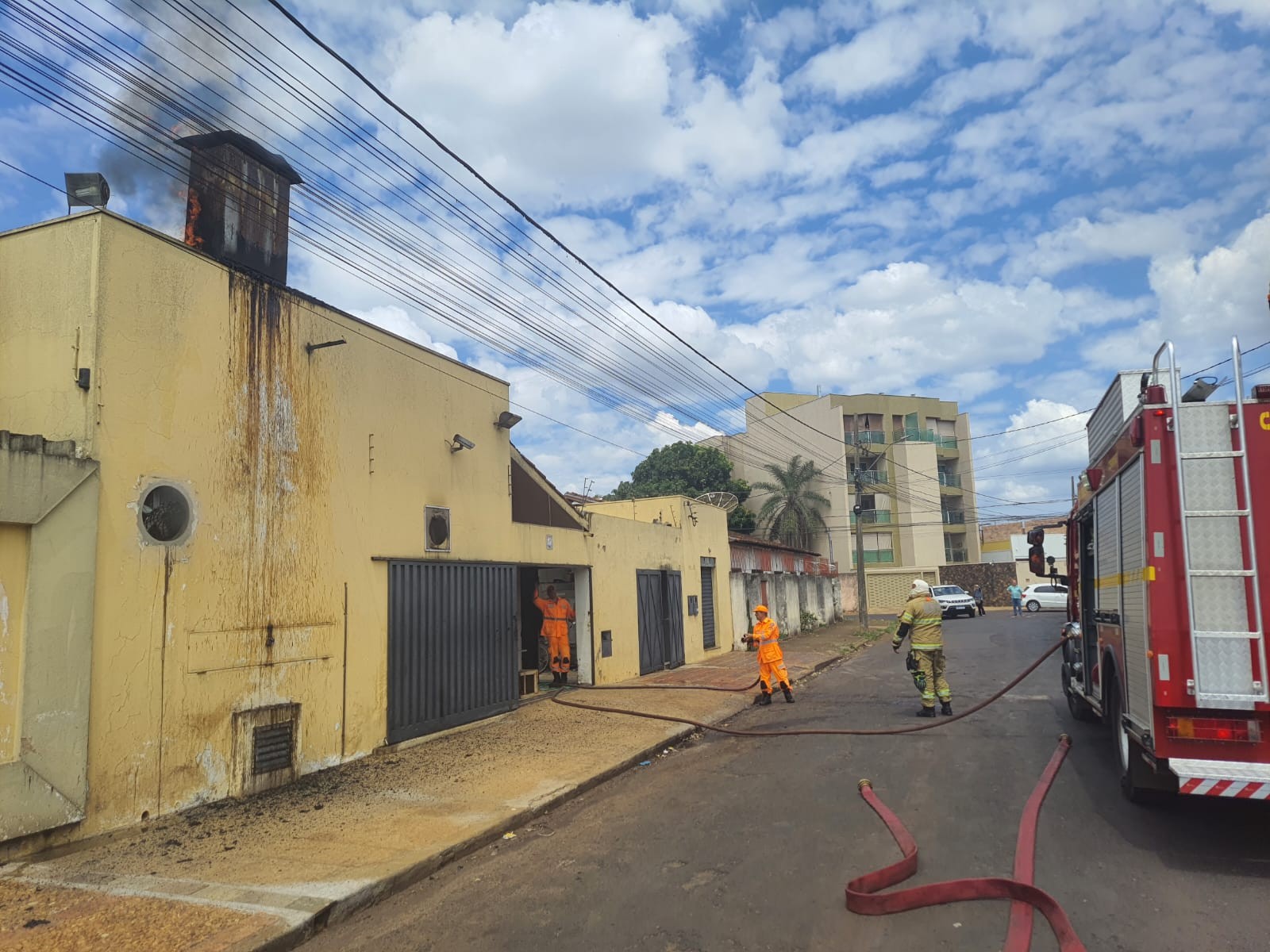 Válvula de botijão rompe e restaurante com mais de 200 pessoas fica em chamas em Uberaba