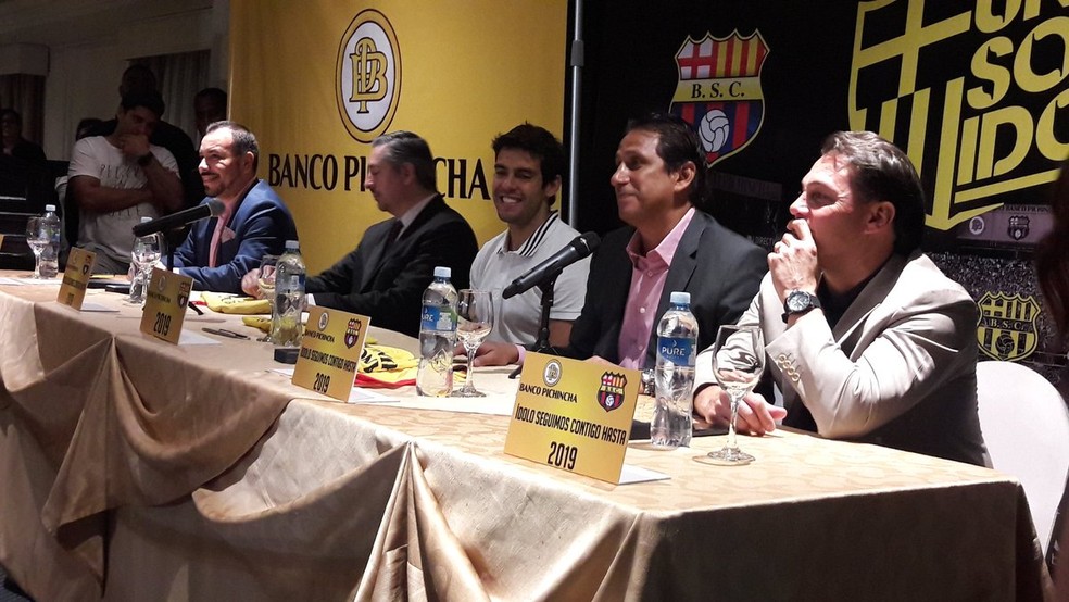 Kaká durante a coletiva de imprensa (Foto: Reprodução / Barcelona)