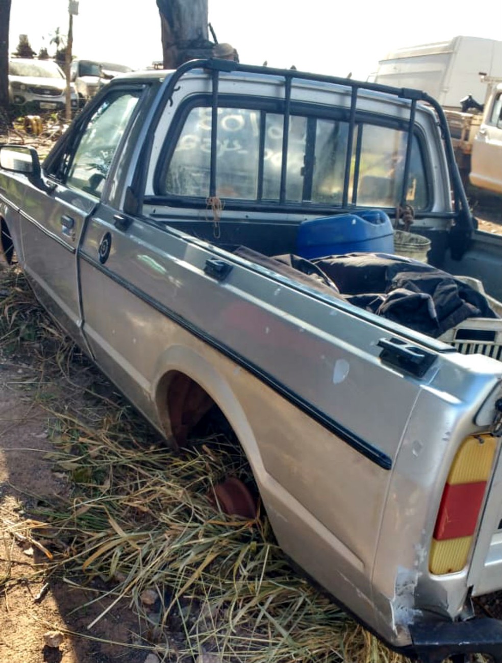O carro de Paulo Ales de Souza foi achado sem as rodas na zona rural de Assis — Foto: Arquivo pessoal