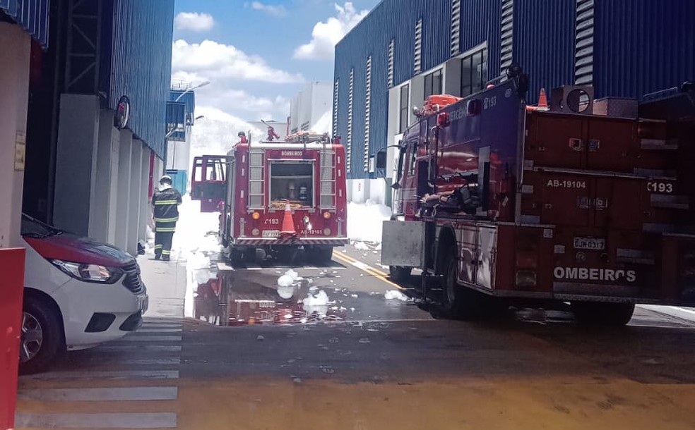 Viaturas do Corpo de Bombeiros em indústria de produtos adesivos de Vinhedo — Foto: Defesa Civil Vinhedo