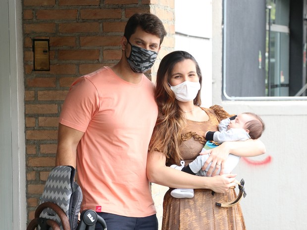 Kamilla Salgado e Eliéser Ambrósio passeiam com filho (Foto: Lucas Ramos/ AgNews)