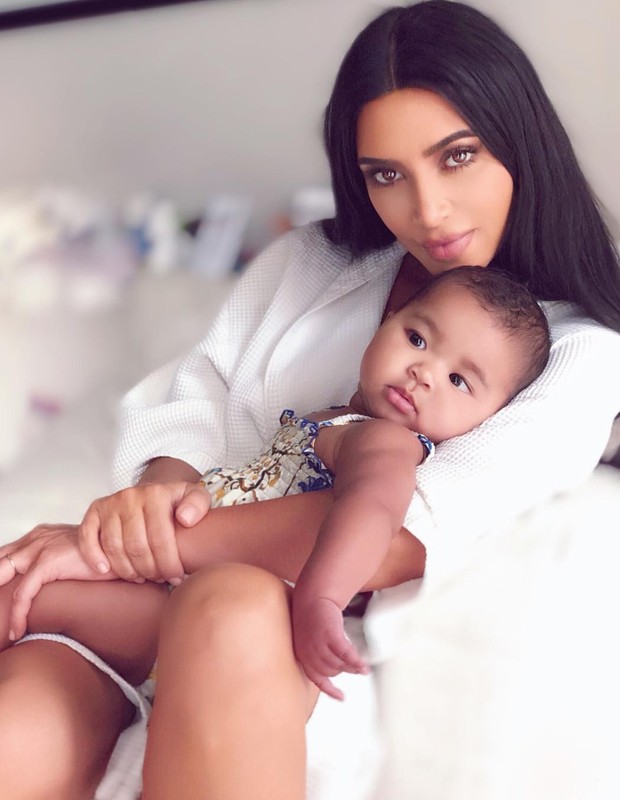 Kim Kardashian e True, filha de Khloé (Foto: Reprodução/Instagram)