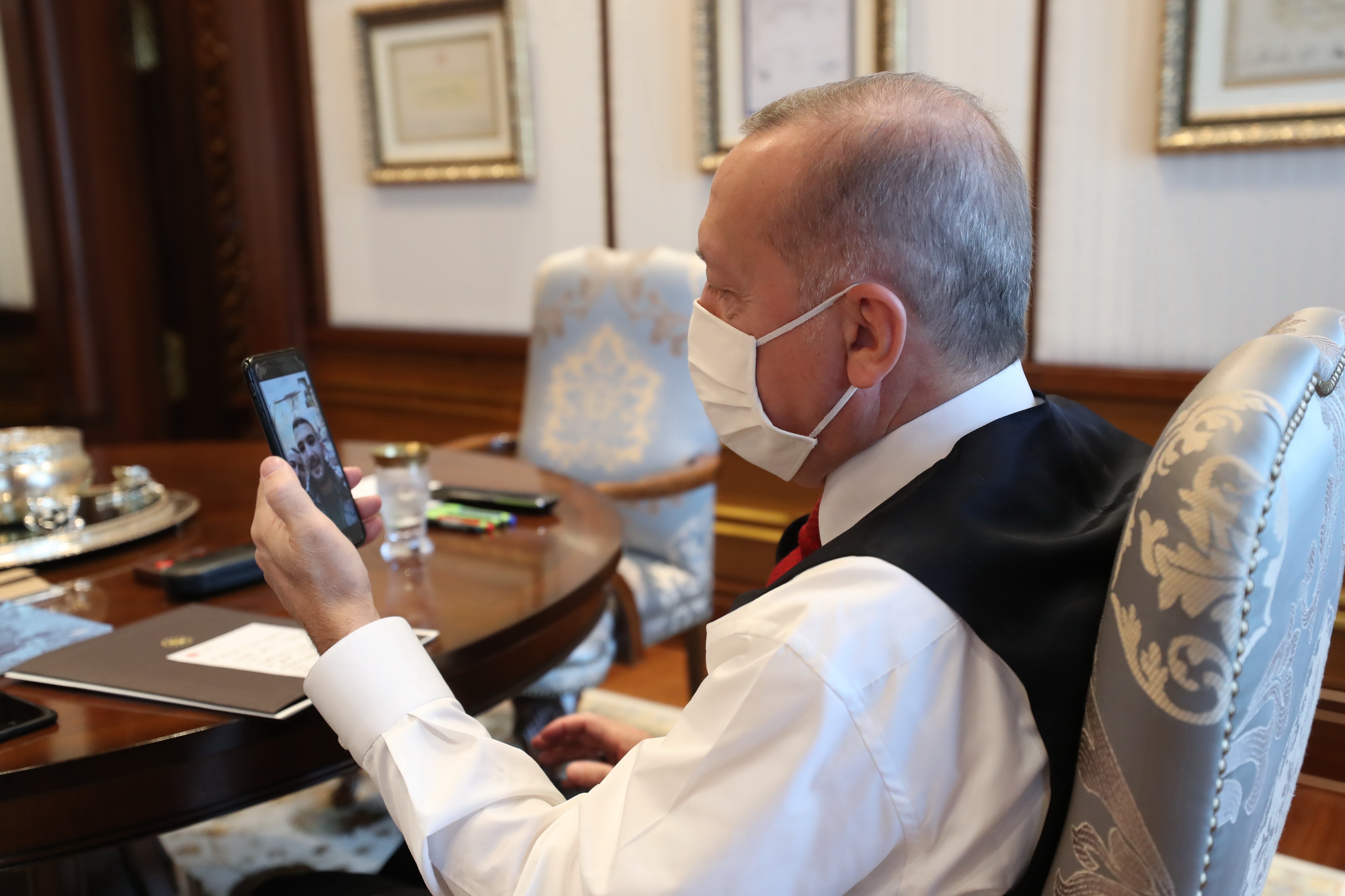 O presidente turco Recep Tayyip Erdoğan fazligação para conversar com o lutador Recep Tayyip Gultekin (Foto: Getty)
