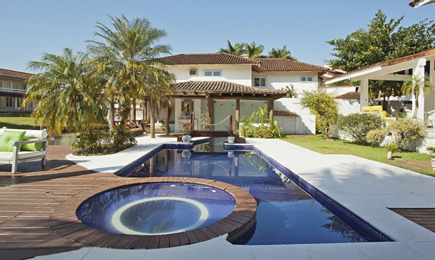 Casa em Angra dos Reis, com piscina privativa e home theather. A região também oferece diversas opções de passeios (Foto: Divulgação / Alugue Temporada)