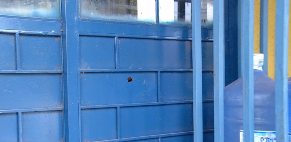 Bala perdida atravessou porta de supermercado em Palmas. &mdash; Foto: Reprodu&ccedil;&atilde;o/TV Anhanguera