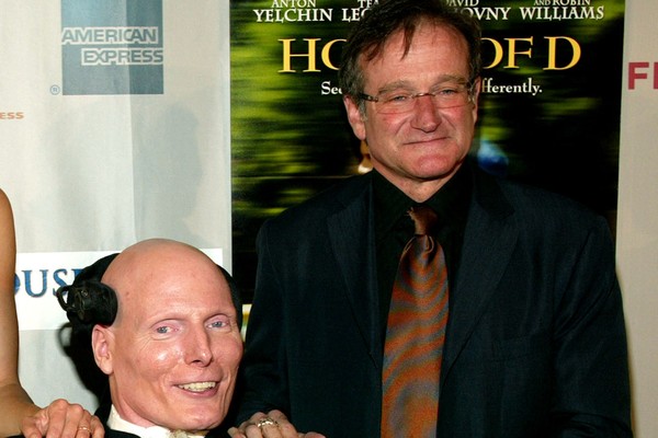 Robin Williams e Christopher Reeve se conheceram na faculdade e fizeram sucesso juntos. Depois do acidente, Williams cobriu os custos hospitalares que a família de Reeve não podia pagar e os dois continuaram grandes amigos até a morte de Reeves, em 2004 (Foto: Getty Images)